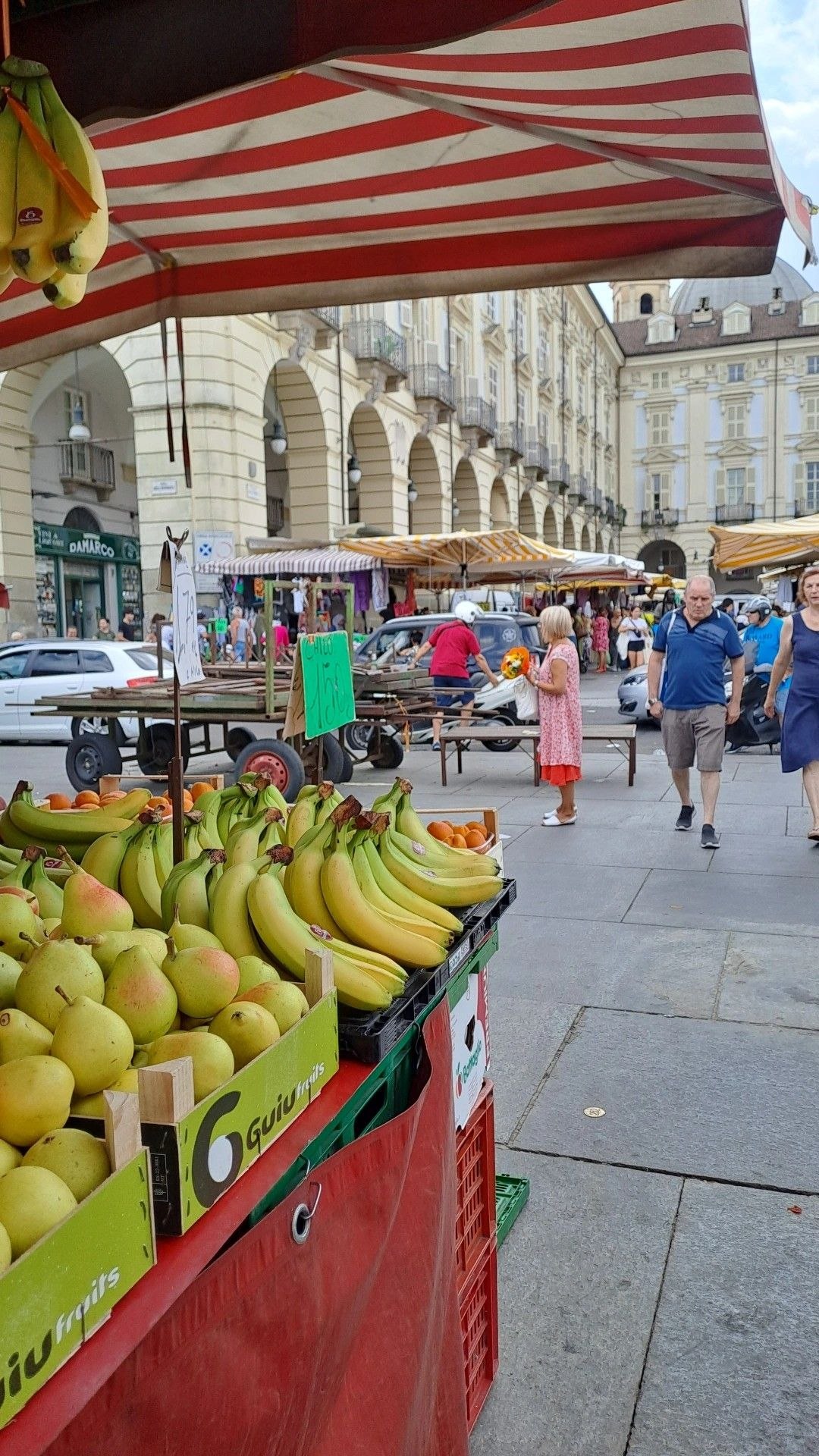 Banco di frutta a Porta Palazzo